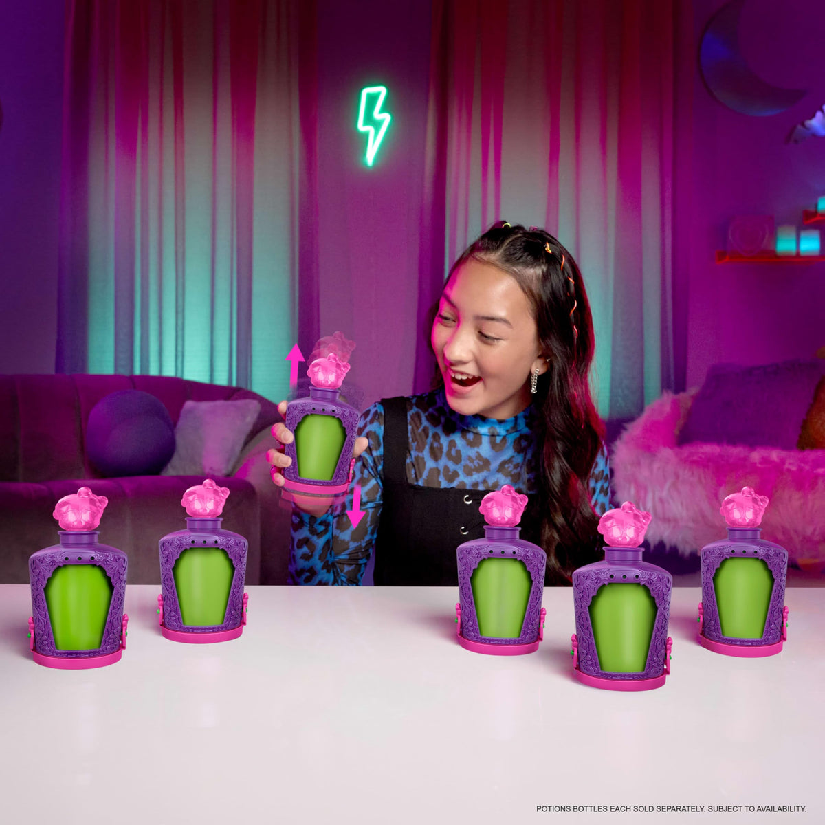 Mini Dolls and Accessories with Water Reveal & Charms U527